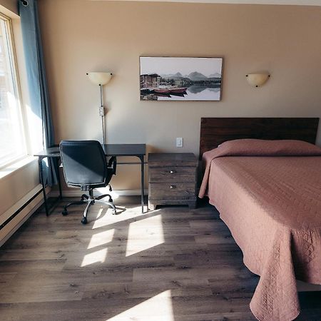 Clarkson Village Motel, 1815 Lakeshore Rd West Миссиссага Экстерьер фото