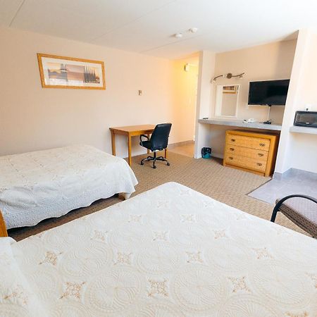 Clarkson Village Motel, 1815 Lakeshore Rd West Миссиссага Экстерьер фото