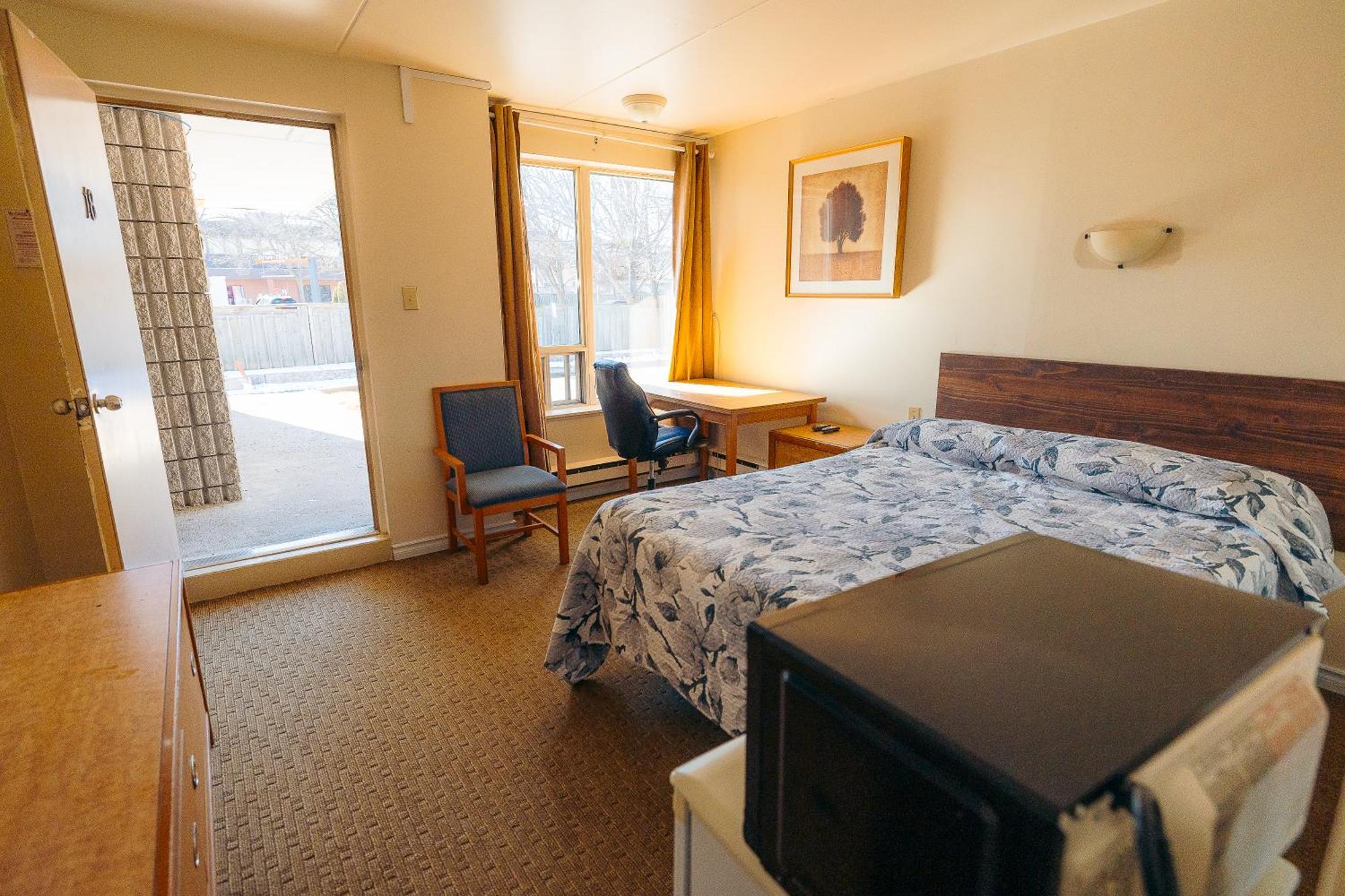 Clarkson Village Motel, 1815 Lakeshore Rd West Миссиссага Экстерьер фото
