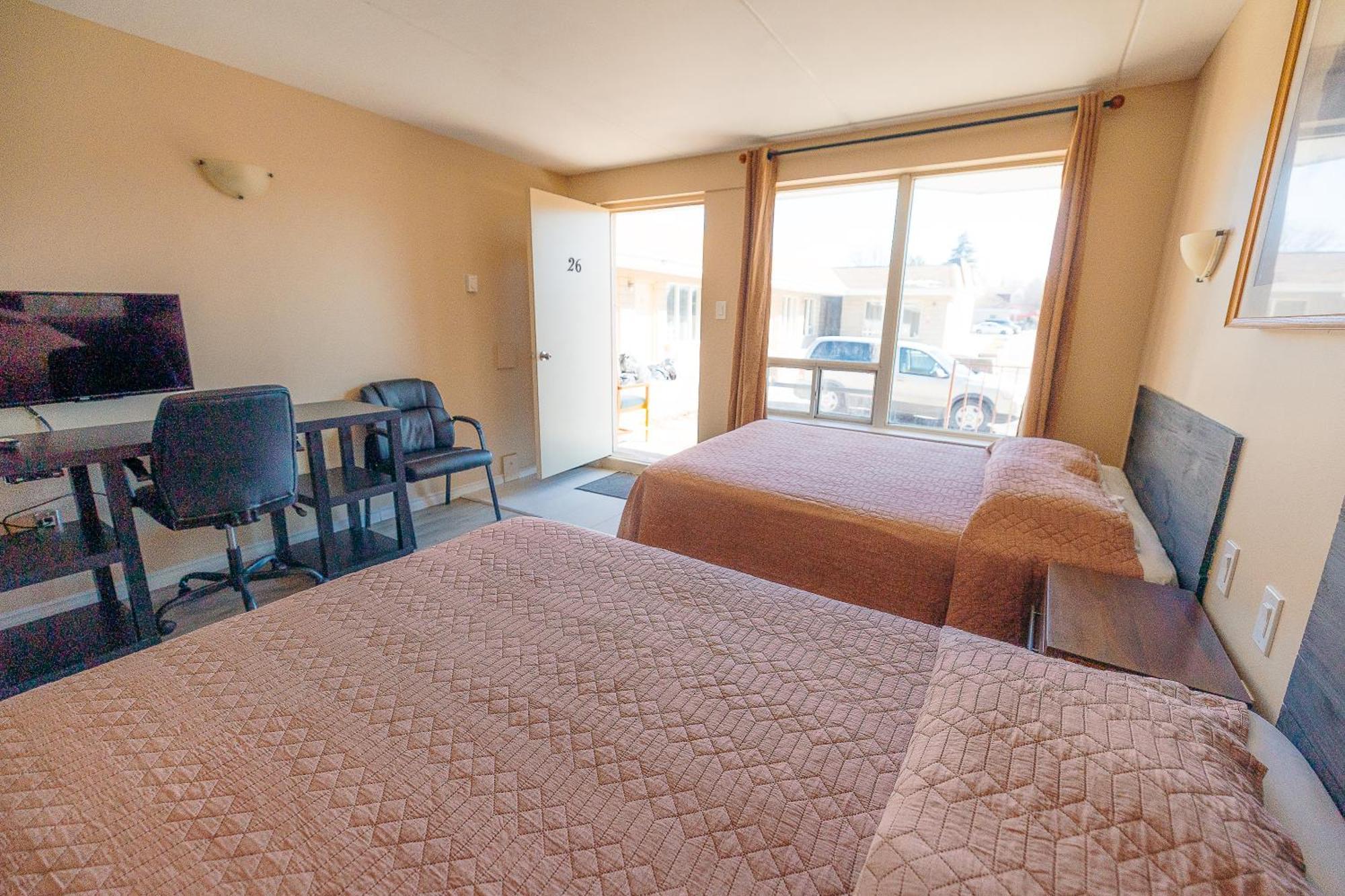 Clarkson Village Motel, 1815 Lakeshore Rd West Миссиссага Экстерьер фото