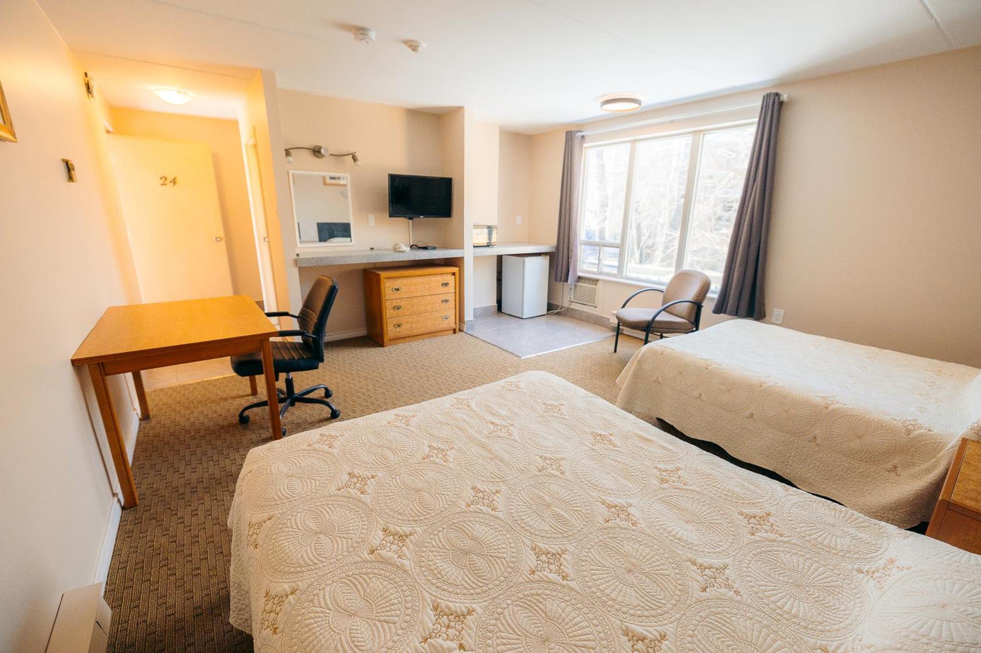 Clarkson Village Motel, 1815 Lakeshore Rd West Миссиссага Экстерьер фото